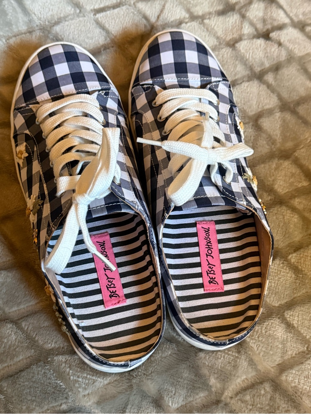 Size 9.5 Betsey Johnson Navy White Gingham Jeweled Bee Daisy Embroidered Sneaker - Picture 4 of 8